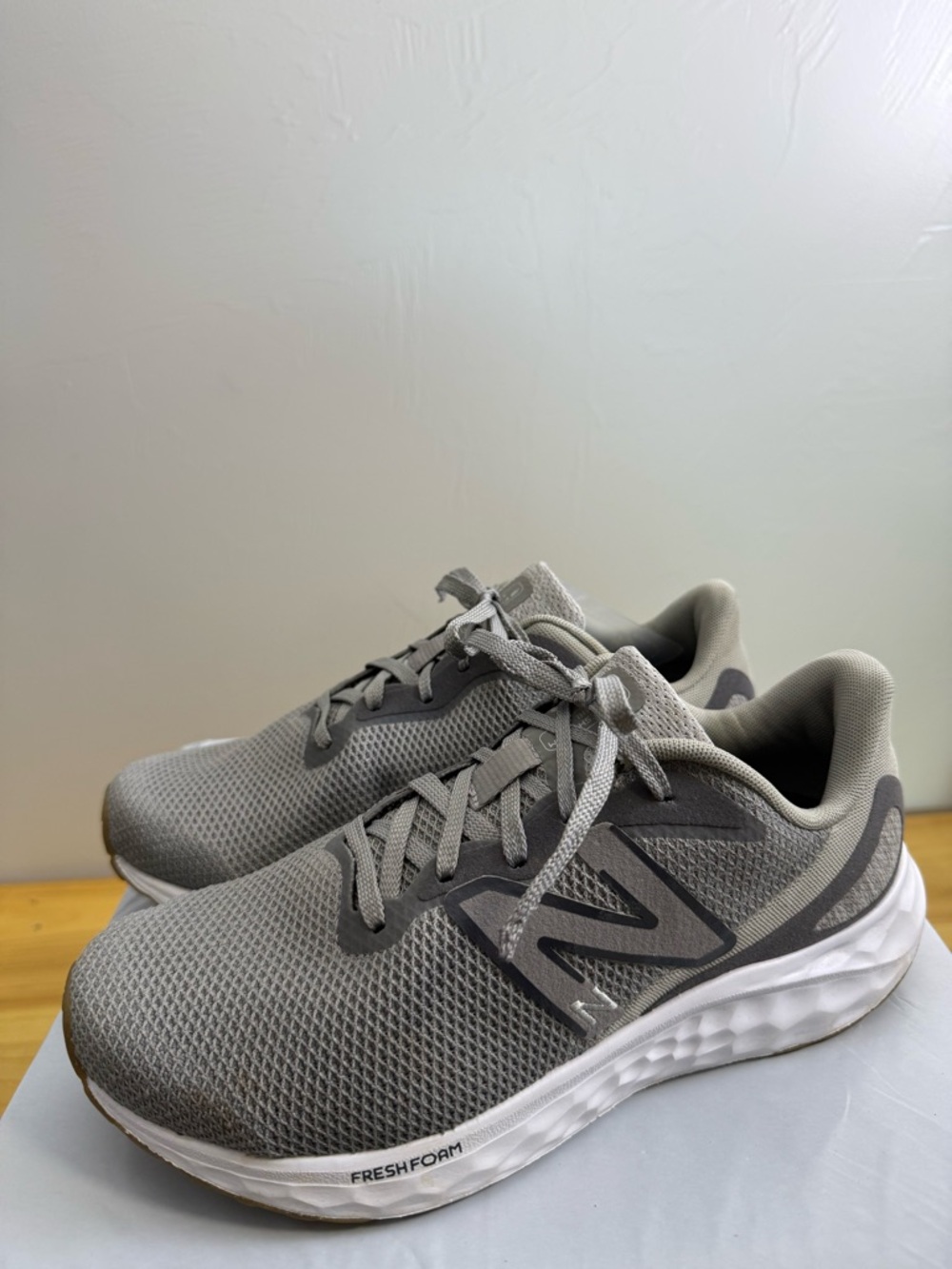 New Balance Women's Fresh Foam Arishi v4 Running Shoe Grey White 9 WIDE‎ 4E